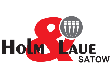 Das „Holm & Laue Satow“-Logo besteht aus einem kräftigen roten kaufmännischen Und-Zeichen und einem grauen kreisförmigen Symbol mit vertikalen Linien, das elegant oben rechts platziert ist und Melkbecher darstellen soll.