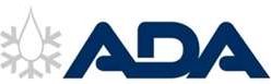 Logo mit den Buchstaben „ADA“ in fettem blauem Text. Links weist ein stilisiertes graues Symbol einer Schneeflocke kombiniert mit einem Tropfen subtil auf modernste Kühltechnik hin. Der Hintergrund ist weiß.