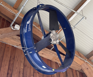 Die Bauzeichnung von einem Milchviehstall wo die Position der Stallventilatoren durch blaue Symbole dargestellt wird. Außerdem wird der Luftstrom der Ventilatoren mit skizziert.