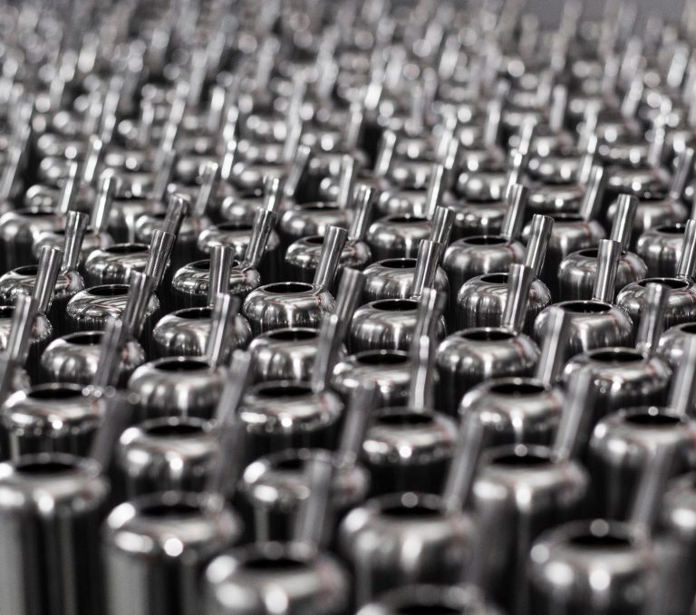 Viele Metallene Becherhülsen stehen hintereinander.