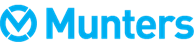 Das Bild zeigt das Munters-Logo mit „Munters“ in Hellblau neben einem runden Emblem, das an ein gebogenes Blatt oder Häkchen erinnert und ebenfalls in Hellblau gehalten ist. Munters ist auf moderne Belüftungs- und Beleuchtungslösungen spezialisiert, die sich ideal für Räume wie Milchviehställe eignen.