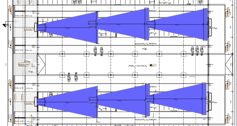 Die Bauzeichnung von einem Milchviehstall wo die Position der Stallventilatoren durch blaue Symbole dargestellt wird. Außerdem wird der Luftstrom der Ventilatoren mit skizziert.